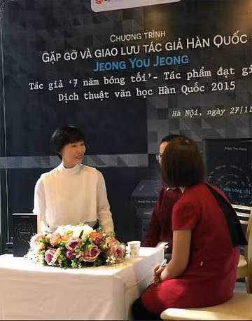 Nhà văn Jeong You Jeong tại cuộc giao lưu với bạn đọc Hà Nội.