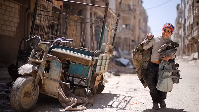 Chủ tịch Quốc hội Sri Lanka và Đại sứ Hasanthi (trái) xem triển lãm ảnh về quan hệ song phương Việt Nam - Sri Lanka. 