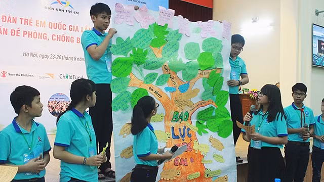 Trẻ em thảo luận, trình bày về các vấn đề bạo lực và xâm hại trẻ em tại diễn đàn.