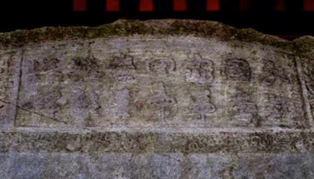 Hàng chữ theo lối phi bạch của vua Lý Nhân Tông trên trán bia Sùng Thiện Diên Linh, bảo vật quốc gia, bị cào xước.