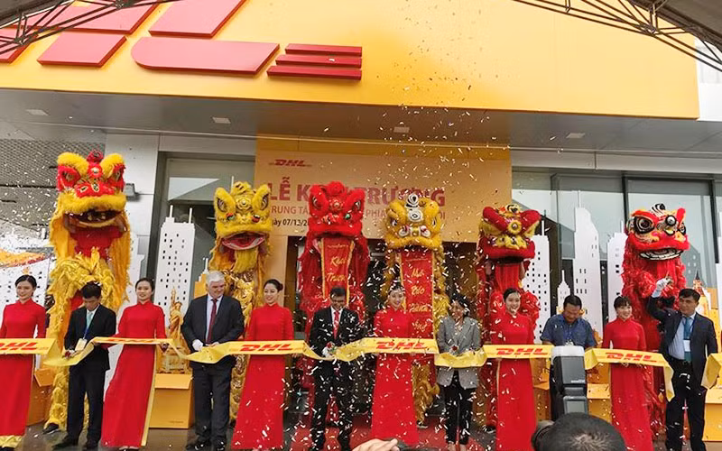 Các đại biểu cắt băng khai trương Trung tâm khai thác mới tại Hà Nội.