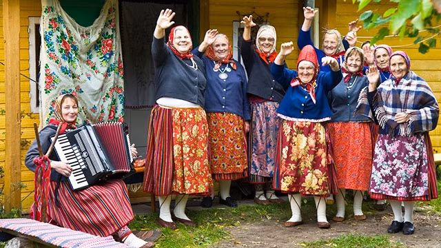 Phụ nữ Kihnu mặc trang phục truyền thống. Ảnh: WN