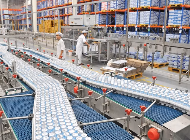 Dây chuyền sản xuất sữa TH true Milk. Ảnh: ĐĂNG KHOA