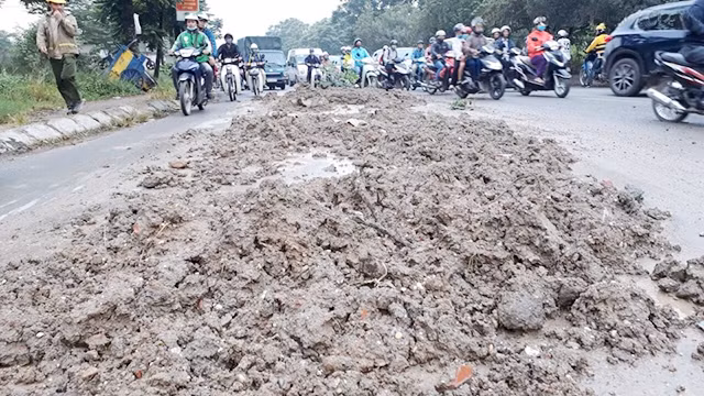 Ðất đá ngổn ngang trên Ðại lộ Thăng Long.