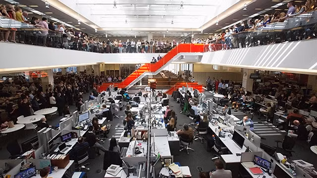 Một buổi họp tại phòng tin tức của báo The New York Times. Ảnh: THE NEW YORK TIMES