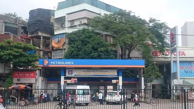 Phần lớn các cửa hàng xăng dầu đều nằm ở khu đông dân cư, tiềm ẩn nguy cơ khó lường.