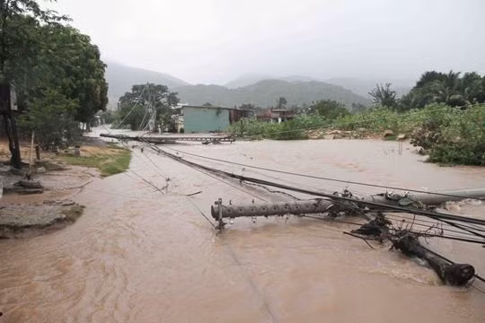Trụ điện ở thôn Vĩnh Hy, xã Vĩnh Hải, huyện Ninh Hải, tỉnh Ninh Thuận bị mưa lũ cuốn ngã đổ.