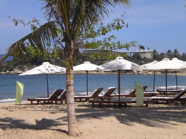 Lấn chiếm bãi biển khu vực đường Trần Phú.