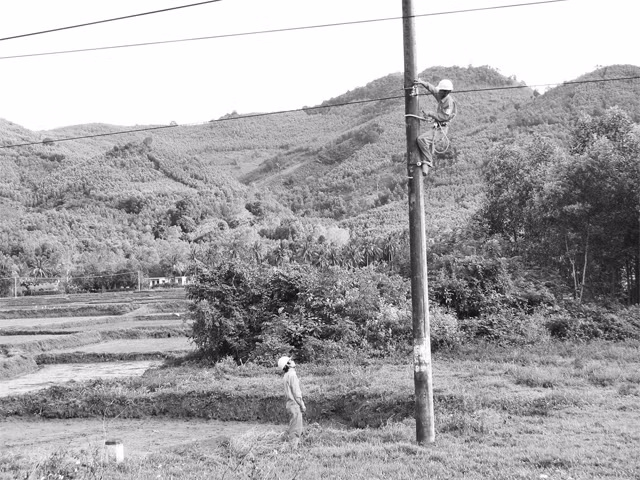 Công nhân điện lực sửa chữa lưới điện nông thôn xã Bok Tới, huyện Hoài Ân (Bình Định).