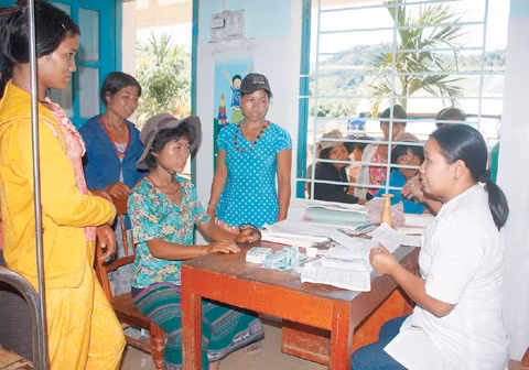 Khám, chữa bệnh cho người dân tại các trạm xá quân dân y.