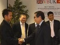 Các đại biểu trao đổi tại đại hội.