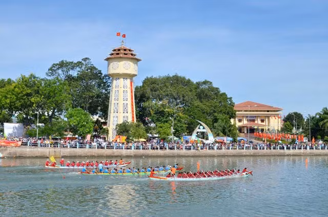 Lễ hội đua thuyền trên sông Cà Ty, là Lễ hội truyền thống của người dân miền biển Phan Thiết mỗi dịp Xuân về.