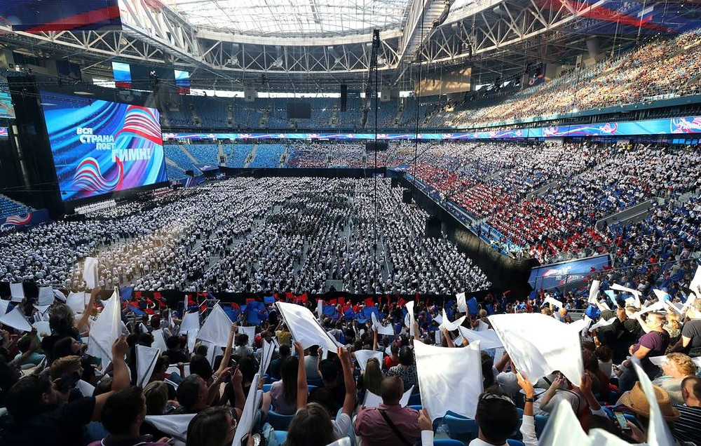 Hơn 8.000 nghệ sĩ cùng biểu diễn Quốc ca Nga tại SVĐ ở TP St. Petersburg. (Ảnh: TASS)