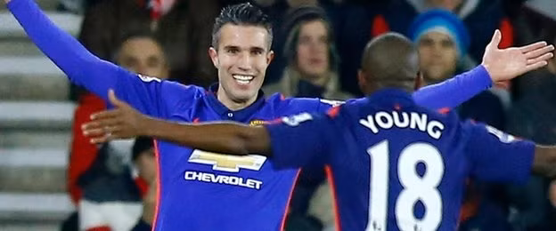 Van Persie (trái) lập cú đúp cho M.U.