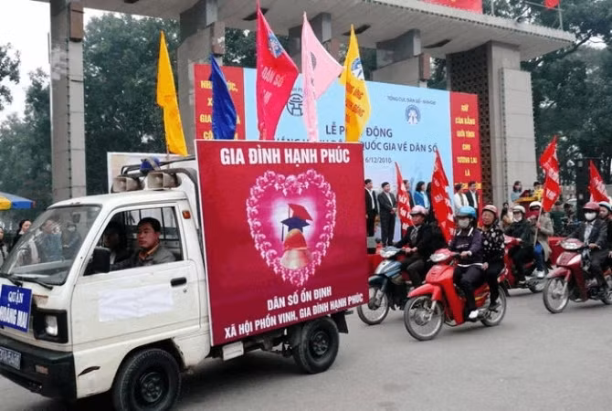 Diễu hành tuyên truyền nâng cao nhận thức về dân số - kế hoạch hóa gia đình trên địa bàn Hà Nội. Ảnh: THANH HÀ