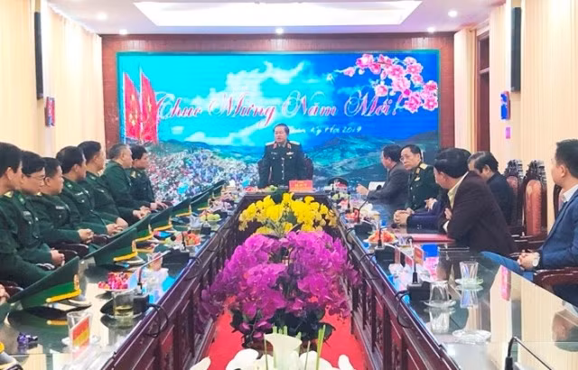 Phó Chủ tịch Quốc hội Đỗ Bá Tỵ chúc Tết Bộ đội Biên phòng tỉnh Lào Cai.