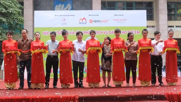 Các đại biểu cắt băng khai mạc Hội chợ.