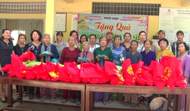 Đoàn trao quà Tết cho người dân xã Thường Thới Hậu A, huyện Hồng Ngự.