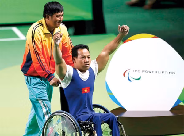 Lực sĩ Lê Văn Công xác lập kỷ lục thế giới mới hạng dưới 49 kg với thành tích 183,5 kg.