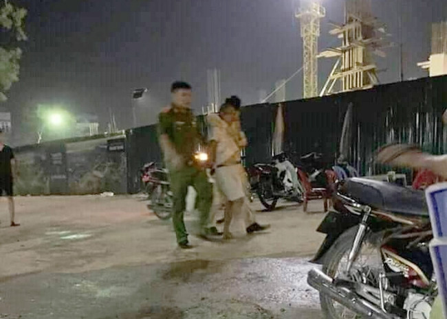 Đối tượng Vương Hồng Thái bị bắt giữ đưa về cơ quan điều tra. 