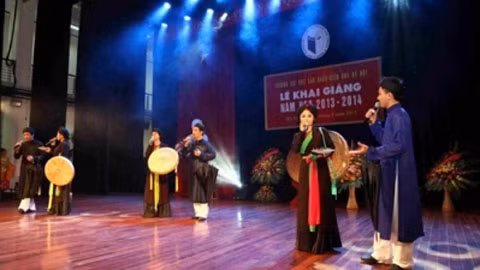 Trường đại học Sân khấu - Điện ảnh Hà Nội biểu diễn văn nghệ trong Lễ khai giảng năm học 2013 - 2014.