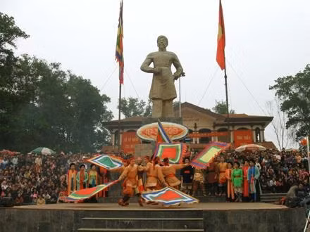  Biểu diễn nghệ thuật trước tượng đài Hoàng Hoa Thám tại Bắc Giang.