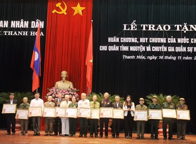 Lãnh đạo Tỉnh ủy, UBND tỉnh Thanh Hóa trao Huân chương của nhà nước Lào cho quân tình nguyện, chuyên gia Việt Nam.