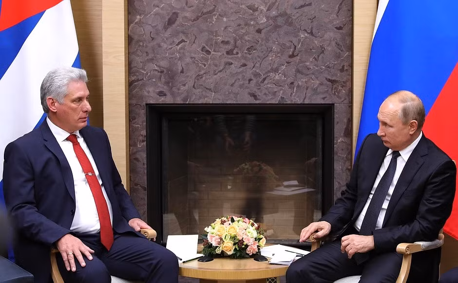 ổng thống Nga Vladimir Putin (phải) và Chủ tịch nước Cộng hòa Cuba Miguel Díaz-Canel. (Ảnh: TTXVN)
