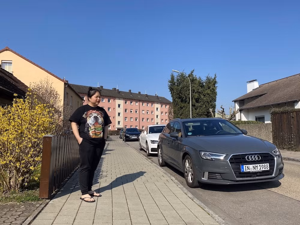 Chị Nguyễn Quỳnh Trang đứng bên ngoài khu nhà nơi chị sinh sống tại thành phố Ingolstadt, bang Bayern, CHLB Đức.