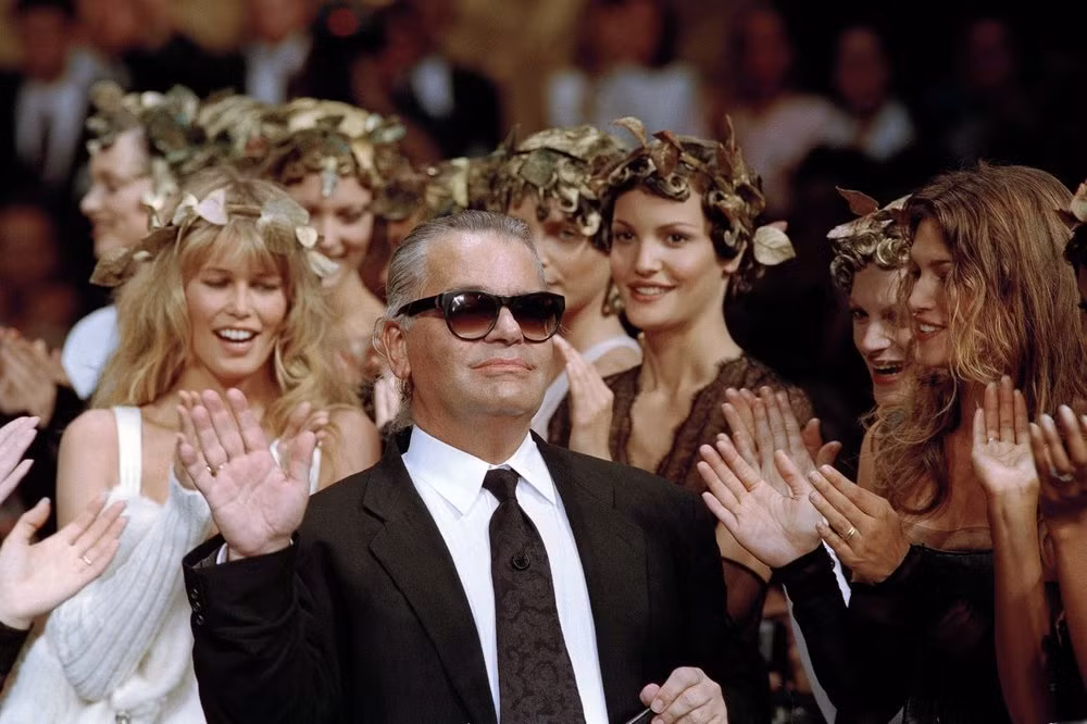 Karl Lagerfeld trong một buổi trình diễn thời trang vào năm 1993 tại Paris (ảnh: AP)