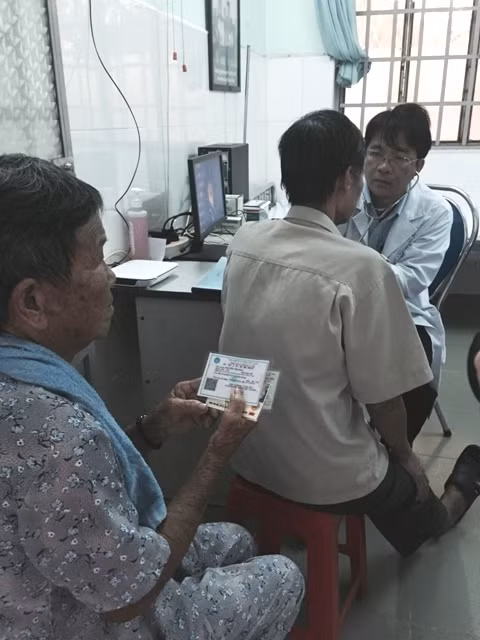 Người dân khám, chữa bệnh bằng BHYT tại Trạm Y tế phường Bình Chiểu, thuộc Bệnh viện quận Thủ Đức.