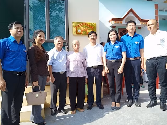 Trao nhà tình nghĩa cho bà Nguyễn Thị Liệu, vợ liệt sĩ trú tại xã Chí Hòa (Hưng Hà, tỉnh Thái Bình)