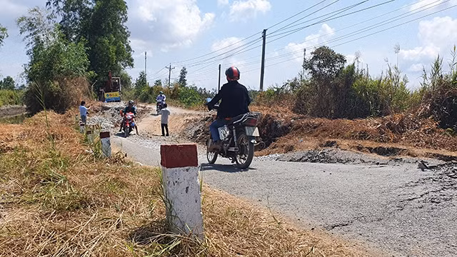Đường sụt lún gây khó khăn cho người và phương tiện tham gia giao thông.