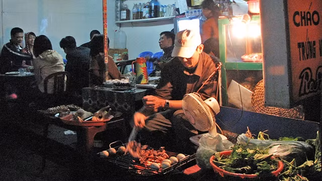 Du khách thưởng thức các món nướng tại phố ẩm thực thị trấn Sa Pa. Ảnh: LÊ MINH