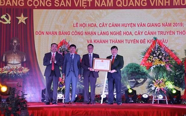 Lãnh đạo UBND tỉnh Hưng yên trao Bằng công nhận danh hiệu Làng nghề hoa, cây cảnh truyền thống xã Phụng Công.