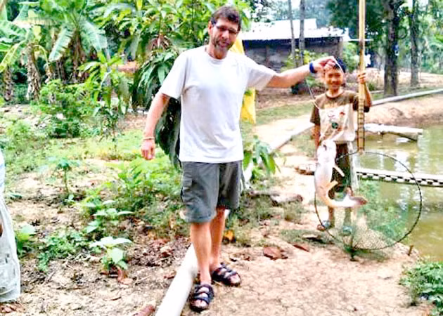 Du khách trải nghiệm câu cá tại Homestay Phước Nguyên.