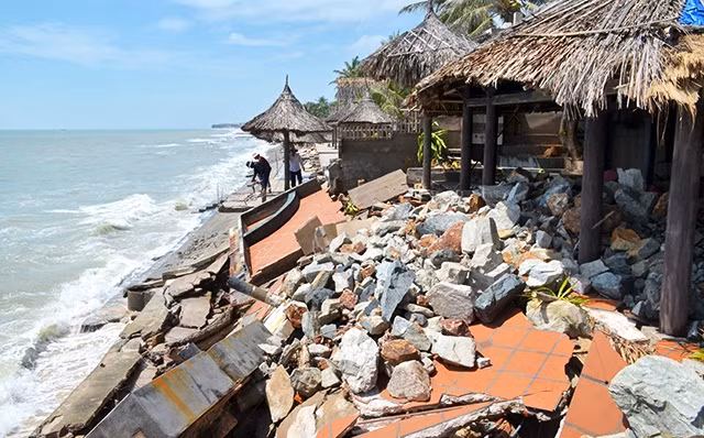 Một cơ sở du lịch ở phường Hàm Tiến, TP Phan Thiết (tỉnh Bình Thuận) bị biển xâm thực, nhiều công trình xây dựng bị phá hủy.