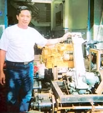 Anh Đại bên máy gặt đập liên hợp.