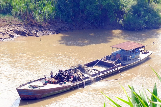 Trên thượng nguồn sông Đồng Nai, hoạt động khai thác cát trái phép diễn ra bất kể ngày hay đêm.