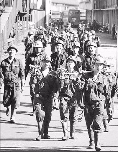 Thợ lò Công ty Than Thống Nhất vào ca sản xuất. Ảnh: MẠNH HÙNG