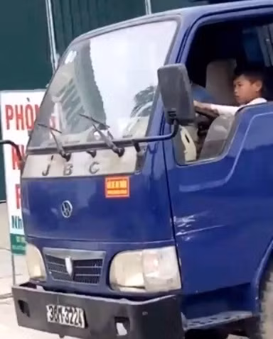 Hình ảnh bé trai lái xe tải ở Thanh Hóa. (Ảnh cắt từ clip)
