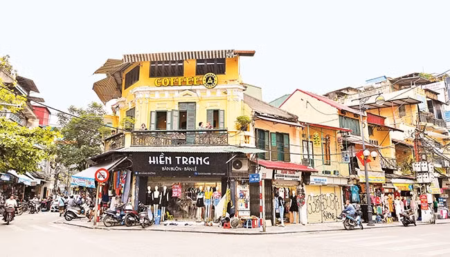 Ngôi nhà góc phố Hàng Đường - Lãn Ông sau khi cải tạo đã trở thành điểm nhấn được nhiều khách du lịch ưa thích. Ảnh: DUY LINH