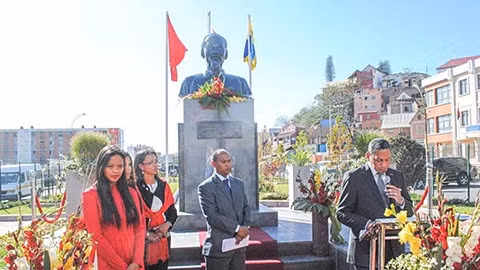 Thị trưởng Antananarivo Ny Hasina Andriamanjoto phát biểu tại buổi lễ khánh thành tôn tạo di tích Quảng trường Hồ Chí Minh và Tượng đài Bác Hồ. (Ảnh: Vietnam+)