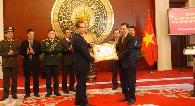  Đồng chí Lê Hoài Trung trao tặng Huân chương Lao động hạng nhất cho Đại sứ quán Việt Nam tại Trung Quốc.