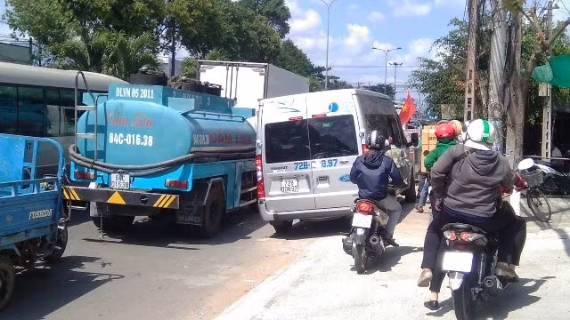 Nhiều tài xế ô-tô cho xe chạy thành hàng ba khiến người điều khiển xe gắn máy phải chạy lên vỉa hè để di chuyển.