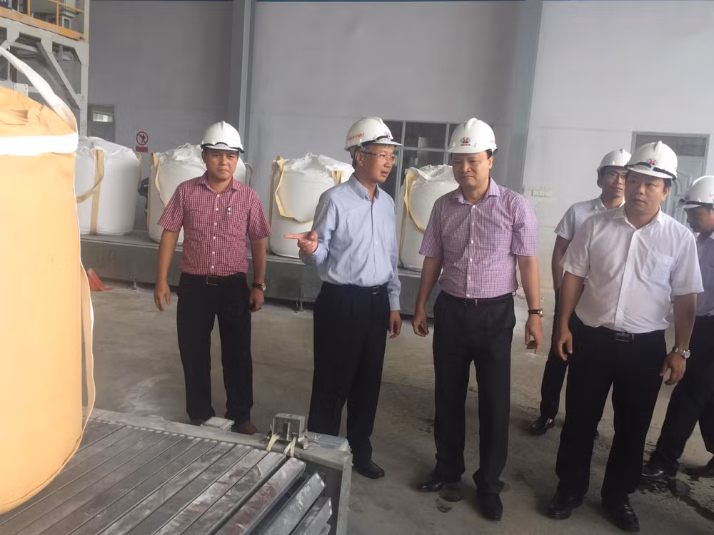 Chuyên gia, cán bộ kỹ thuật kiểm tra chất lượng sản phẩm alumin sản xuất tại Nhà máy alumin Nhân Cơ (Đác Nông).