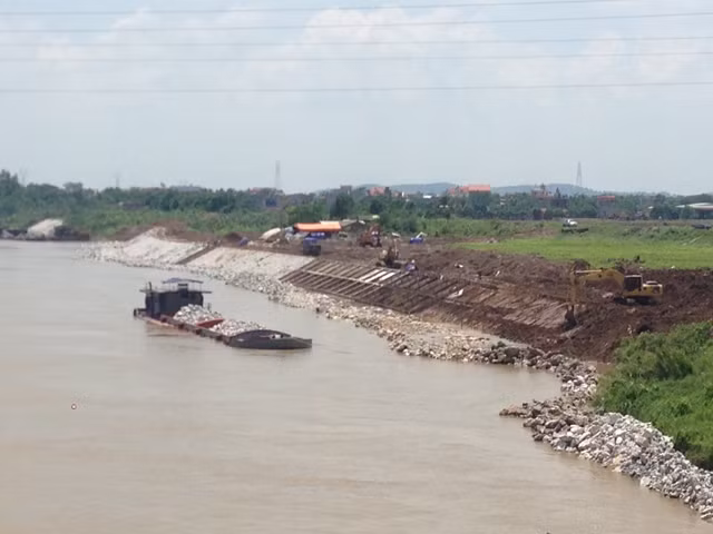 Tỉnh Bắc Ninh tu bổ đê kè nhằm chủ động nguồn nước tưới, tiêu phục vụ sản xuất vụ mùa.