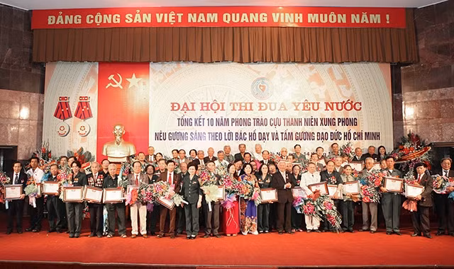 Cựu TNXP chụp ảnh lưu niệm tại Đại hội Thi đua yêu nước, tổng kết mười năm Phong trào Cựu TNXP nêu gương sáng theo lời Bác Hồ dạy và tấm gương đạo đức Hồ Chí Minh.