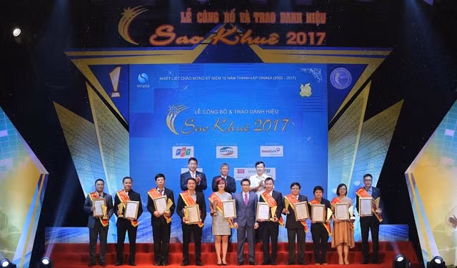 Phó Thủ tướng Vũ Đức Đam với TOP 10 Sao Khuê 2017.