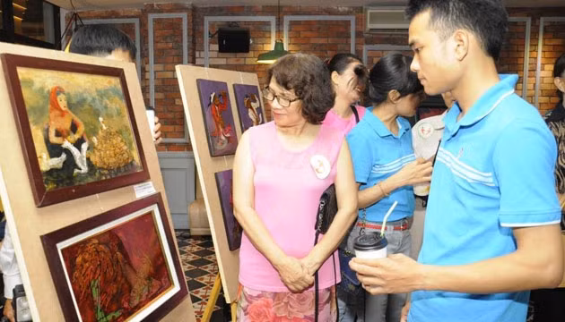 Khách tham quan triển lãm.